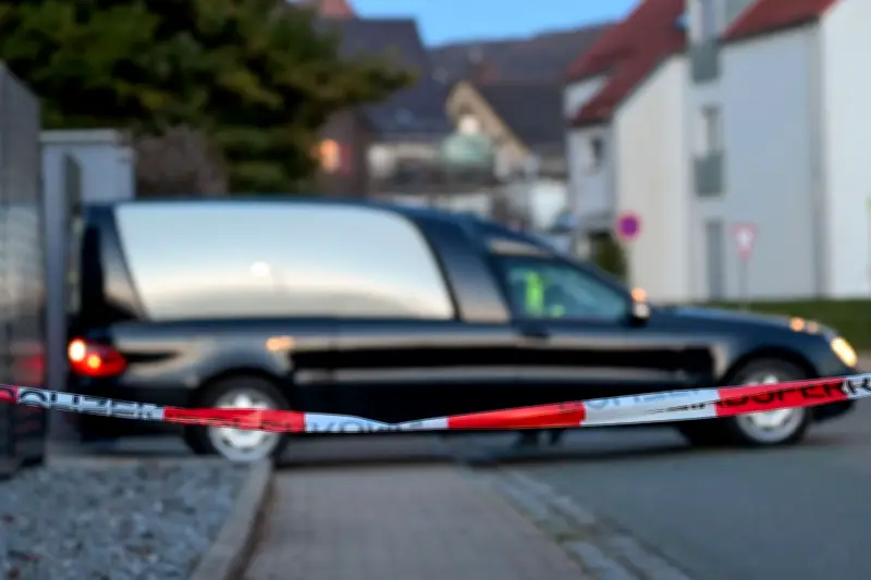 Schockierender Leichenfund in Pommelsbrunn: Familie tot im Eigenheim - Obduktion am Dienstag