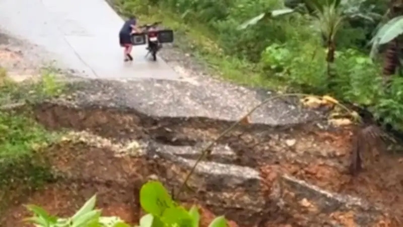 Schockmoment für Motorradfahrer: Straße bricht plötzlich weg