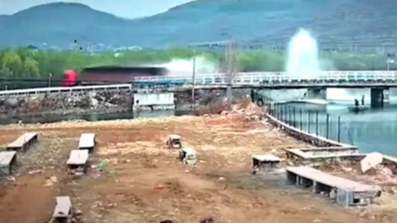 Schockmoment in China: Sattelzug bringt Autobahnbrücke in Shandong zum Einsturz