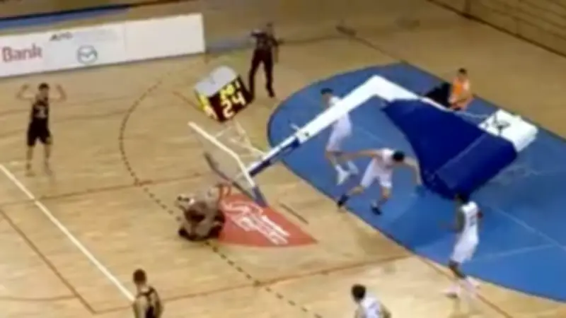 Schockmoment in der kroatischen Liga: Basketballkorb stürzt auf Spieler
