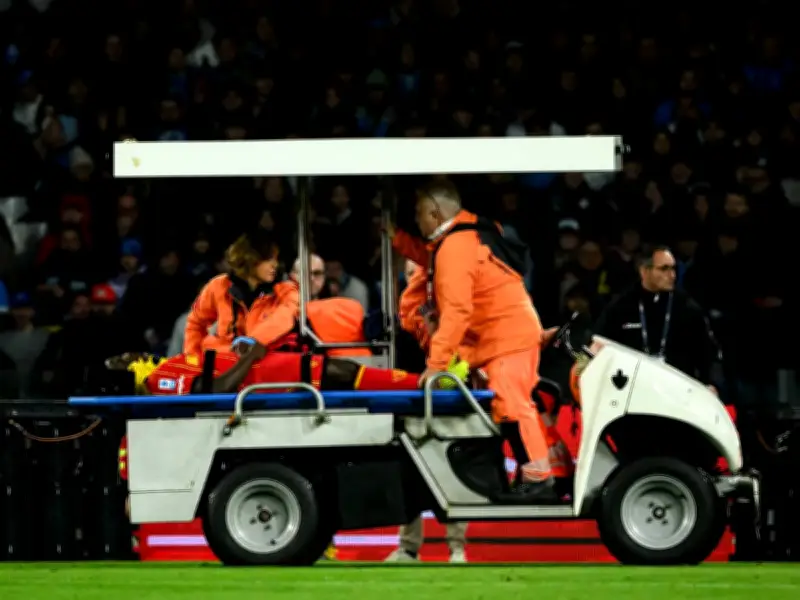 Schockszene in der Serie A: Lecce-Spieler Banda bricht in Neapel zusammen