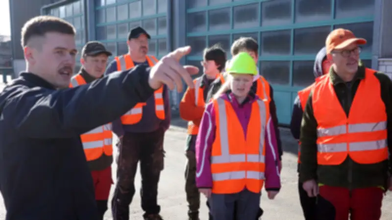 Schulklasse erlebt nachhaltige Holzwirtschaft: Vom Stadtwald Templin in die Welt