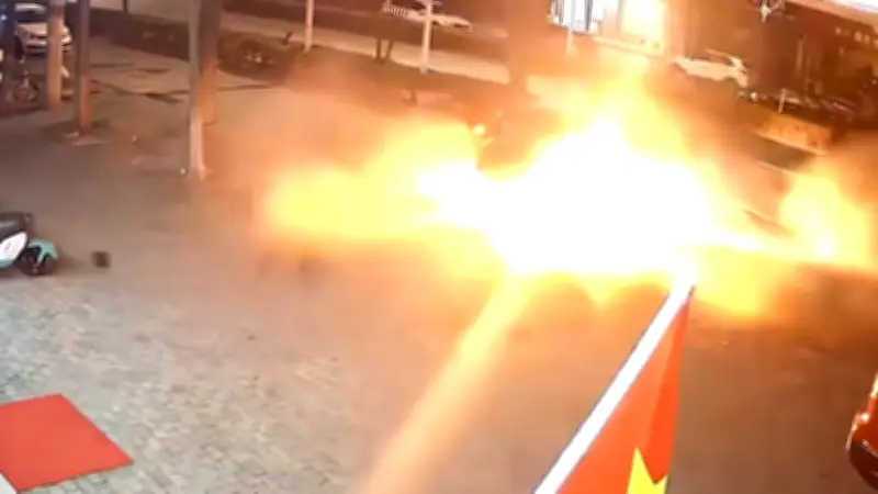 Schutzengel im brennenden Auto: Frau überlebt Horror-Unfall in China