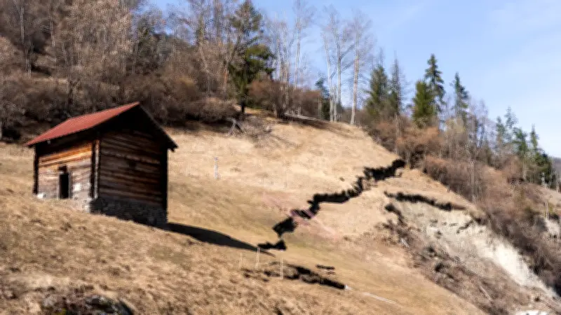 Schweizer Bergdorf Chippis zittert vor wachsendem Bergriss - Erdrutschgefahr im Wallis