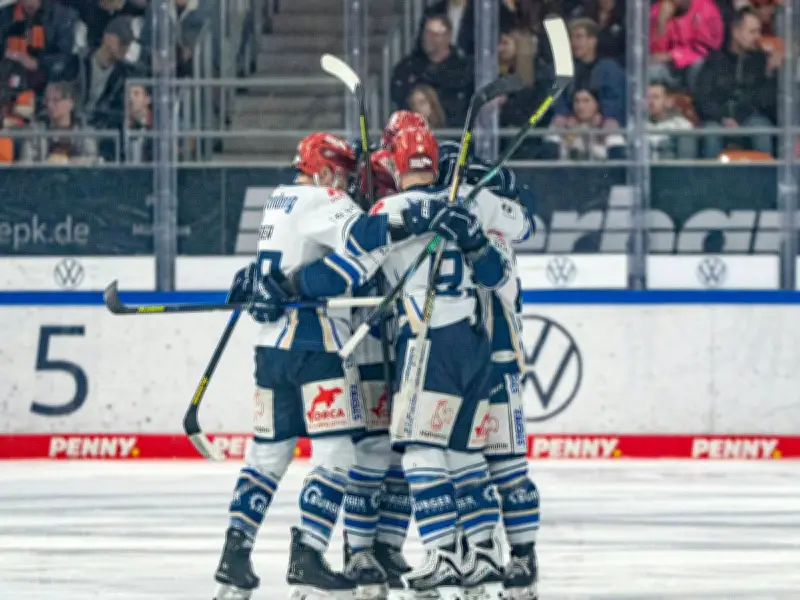 Schwenninger Wild Wings erreichen DEL-Viertelfinale nach nervenaufreibendem Sieg in Wolfsburg