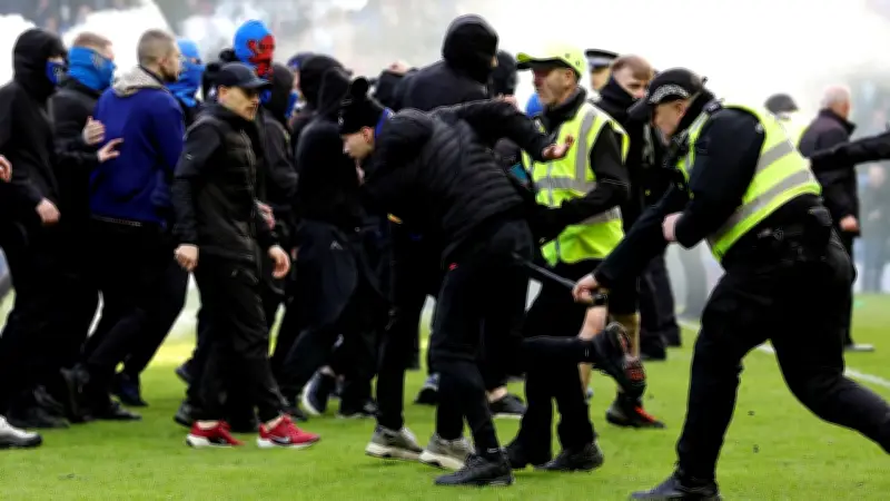 Schwere Ausschreitungen beim Old Firm: Fans stürmen Spielfeld in Glasgow