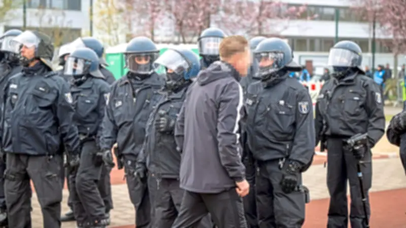 Schwere Ausschreitungen im Berliner Landespokal: Kind verletzt, Hitlergruß und Festnahmen