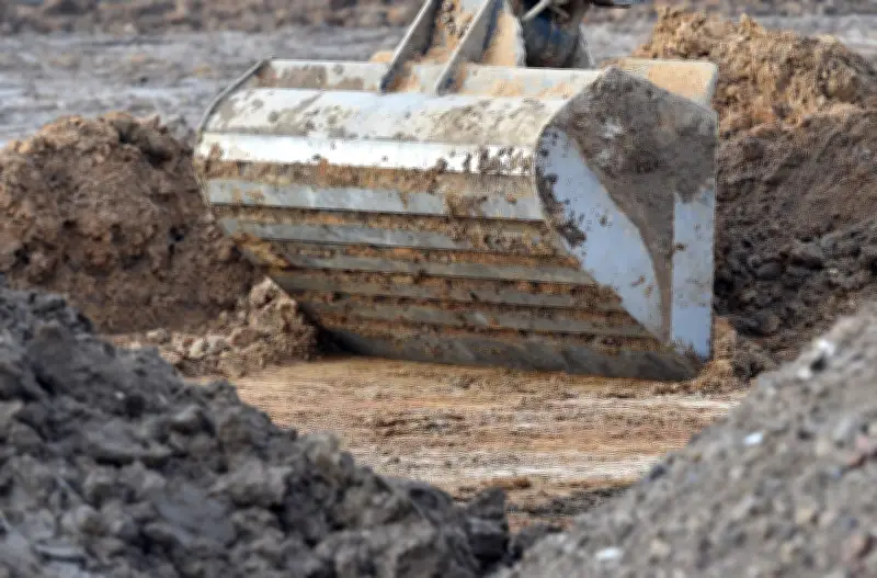 Schwerer Arbeitsunfall in Weimar: Bagger stößt 83-jährigen Rentner in tiefe Baugrube