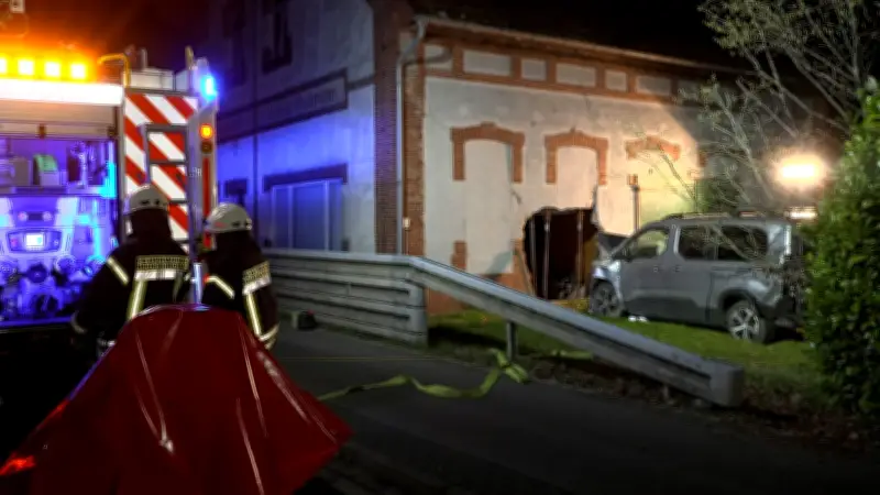 Schwerer Auffahrunfall in Neuenkirchen: Auto reißt Loch in Scheunenwand - Fahrer flüchtet