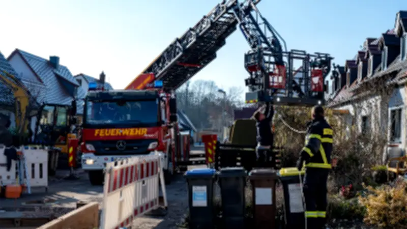 Schwerer Baustellenunfall in Weimar: Bagger stößt 83-Jährigen in tiefe Grube