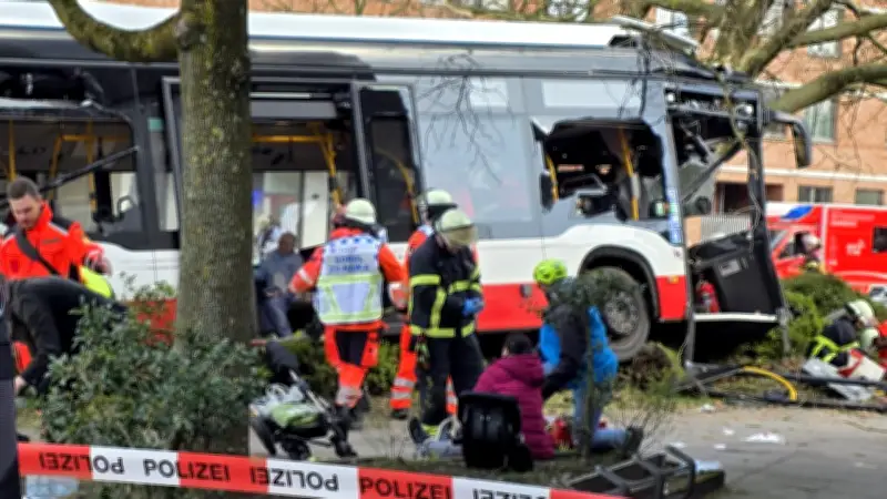 Schwerer Busunfall in Hamburg: Zwei Personen eingeklemmt – 17 Verletzte bei Frontalcrash