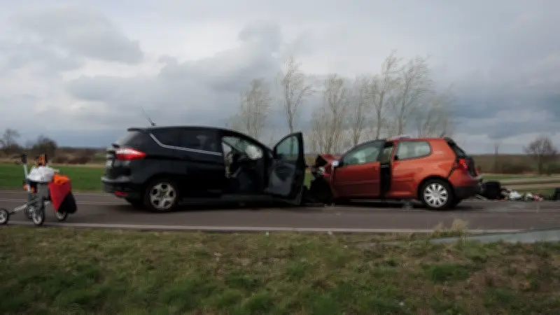 Schwerer Frontalcrash im Salzlandkreis: Vier Personen schwer verletzt - Rettungshubschrauber im Einsatz