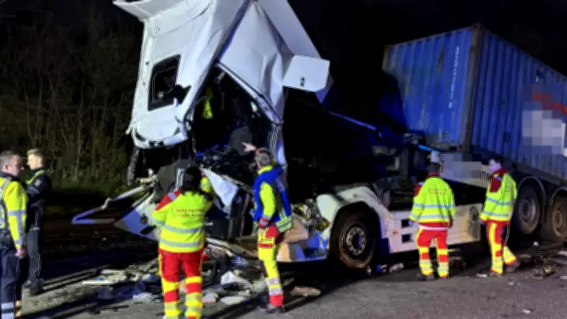 Schwerer Lkw-Unfall auf A2 bei Oberhausen: Feuerwehr befreit drei Eingeklemmte