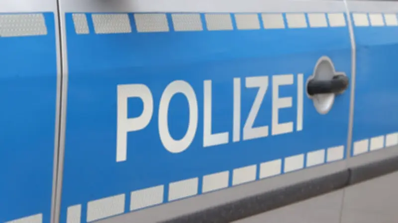 Schwerer Lkw-Unfall auf B189 bei Stendal: Fahrer schwer verletzt