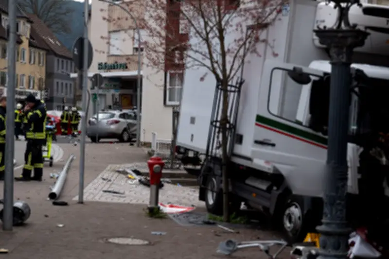Schwerer Lkw-Unfall in Schramberg: Mutter und Kind sterben nach Kontrollverlust des Fahrers