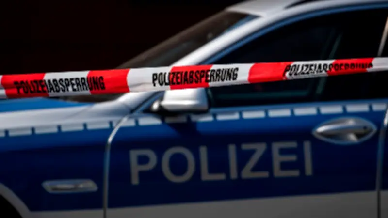 Schwerer Mopedunfall in Demmin: 15-Jährige bei Kollision mit Bushaltestelle verletzt
