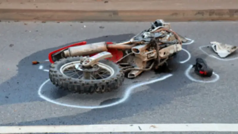 Schwerer Motorradunfall in Heidelberg: Biker stürzt von Brücke auf Bahngleise