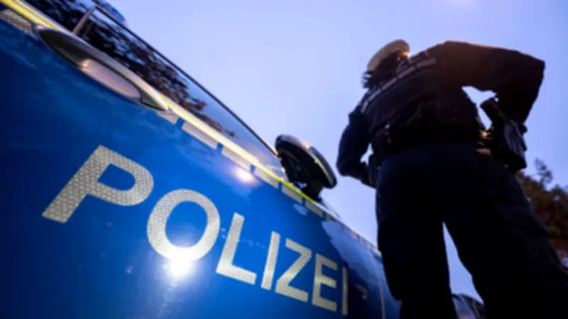 Schwerer Raub in Staßfurt: Falsche Paketboten fesseln und berauben ihr Opfer