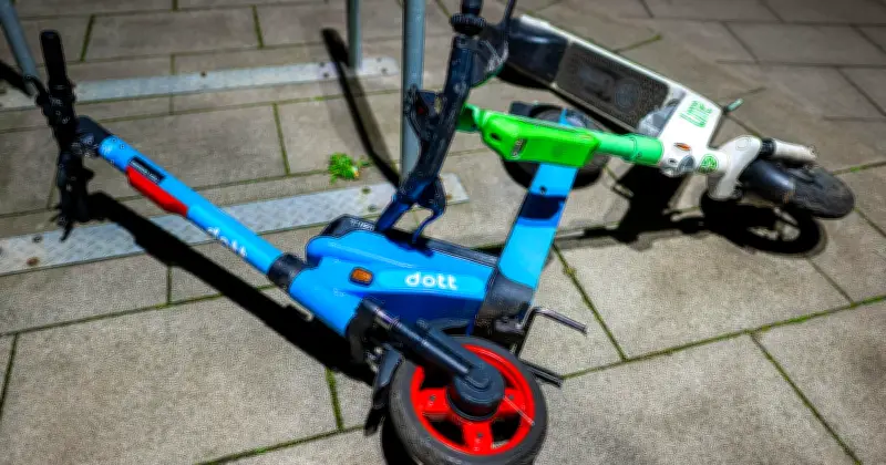 Schwerer Sturz über liegengebliebenen E-Scooter: Rentnerin in Haar erleidet dramatische Verletzungen