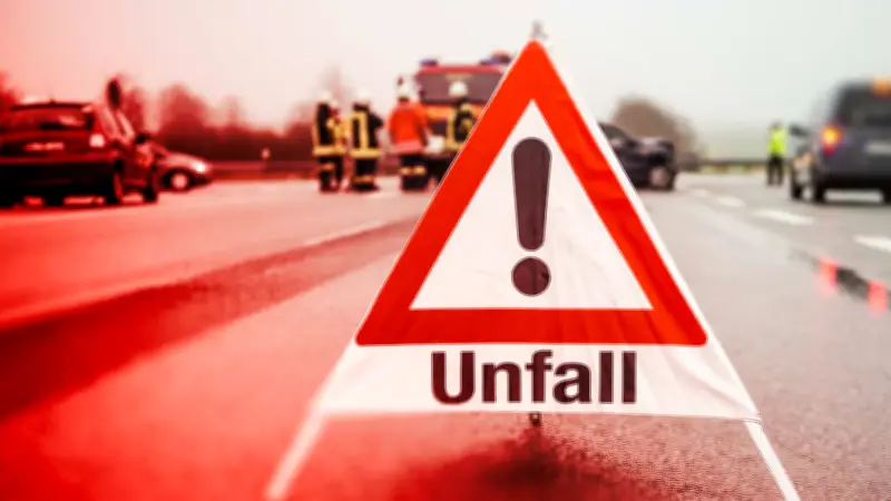 Schwerer Unfall auf A10 bei Birkenwerder: Frau kracht in Lkw und wird eingeklemmt