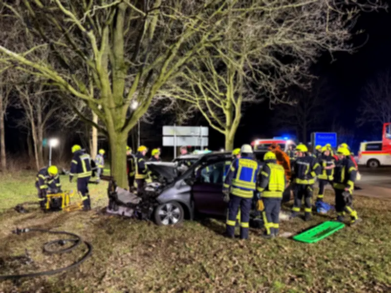Schwerer Unfall auf A31: Auto prallt auf Rastplatz gegen Baum – Beifahrerin in Lebensgefahr