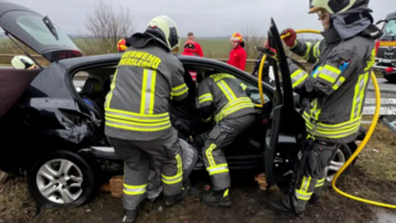 Schwerer Unfall auf A36 bei Aschersleben: Drei Personen eingeschlossen, Rettungshubschrauber im Einsatz