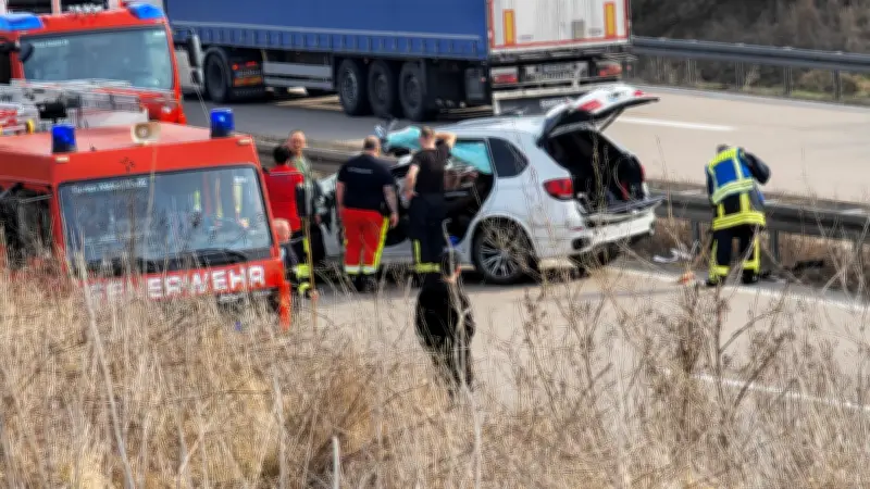 Schwerer Unfall auf A38 bei Allstedt: Lkw kollidiert mit Leitplanke, Pkw prallt auf - mehrere Verletzte