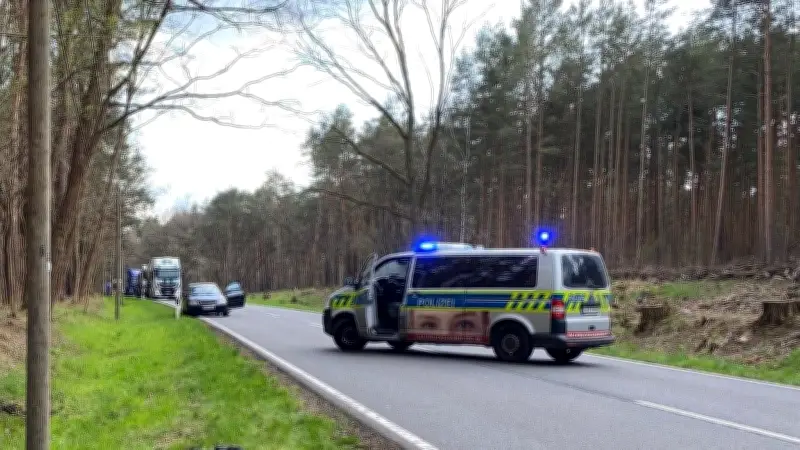 Schwerer Unfall auf B184 bei Rodleben: Opel-Fahrer verliert Kontrolle und kollidiert mit Peugeot