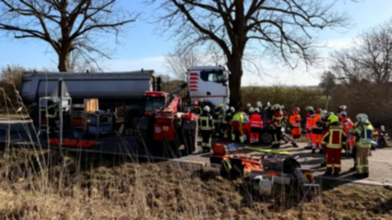 Schwerer Unfall auf L01 bei Rieps: Auto unter Lkw begraben - Rettung dauert Stunden