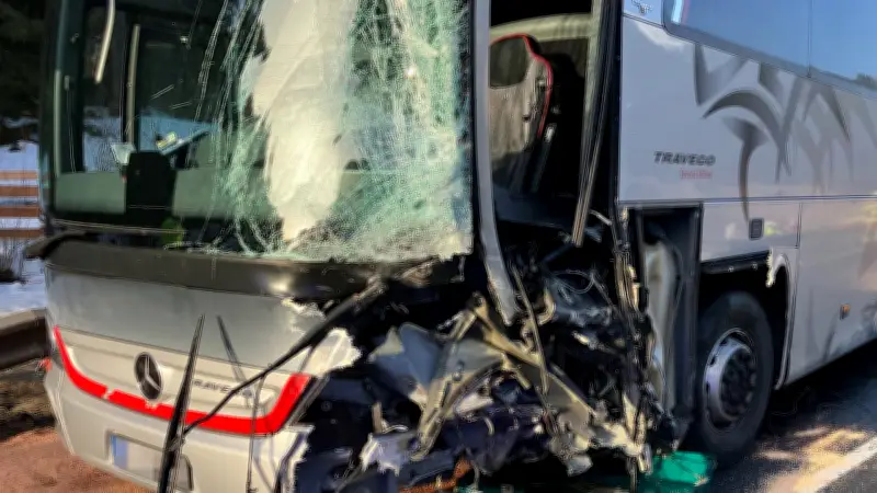 Schwerer Unfall auf Tiroler Fernpass: 24 Verletzte nach Zusammenstoß von Reisebus und Auto