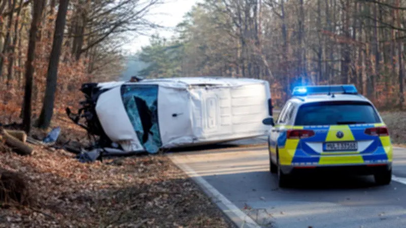 Schwerer Unfall bei Pasewalk: Transporter prallt gegen Baum nach Überholmanöver
