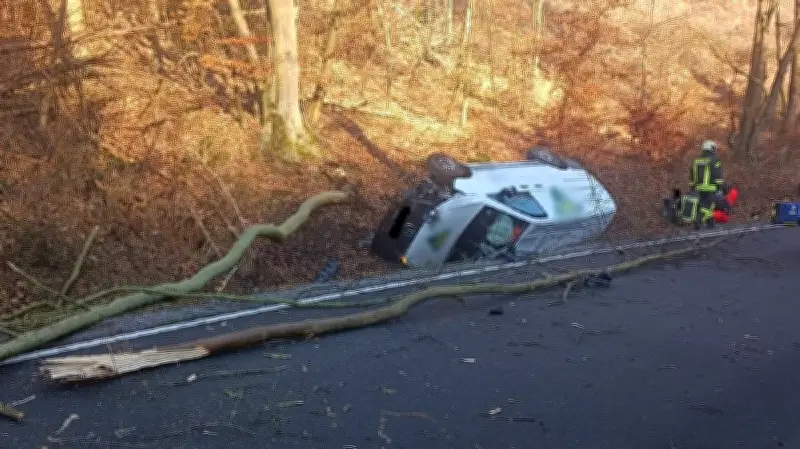 Schwerer Unfall im Harz: Transporter landet nach zu hoher Geschwindigkeit im Graben