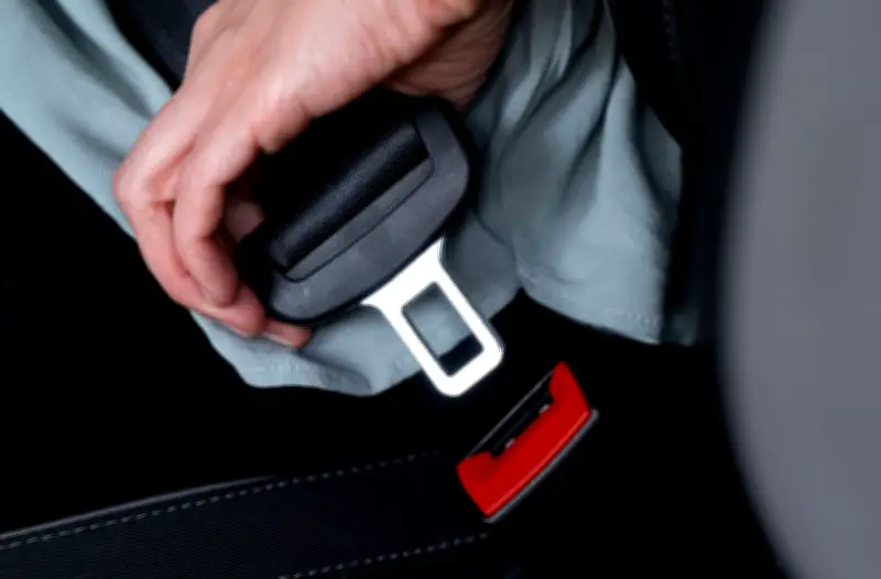 Schwerer Unfall im Harz: Zwei junge Männer ohne Gurt aus Auto geschleudert