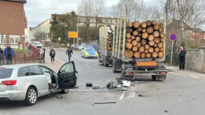 Schwerer Unfall in Demmin: Fahrer mit 2,87 Promille kollidiert mit Lkw - 13-Jähriger befreit