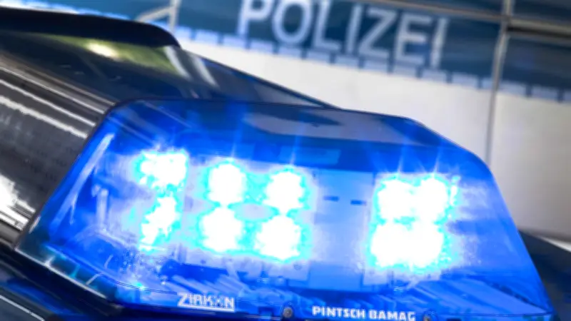 Schwerer Unfall in Ennigerloh: Trampolin fliegt auf Straße und löst Crash aus