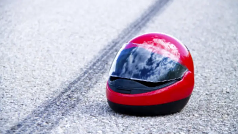 Schwerer Unfall in Köthen: Jugendlicher prallt mit Leichtkraftrad gegen Laterne