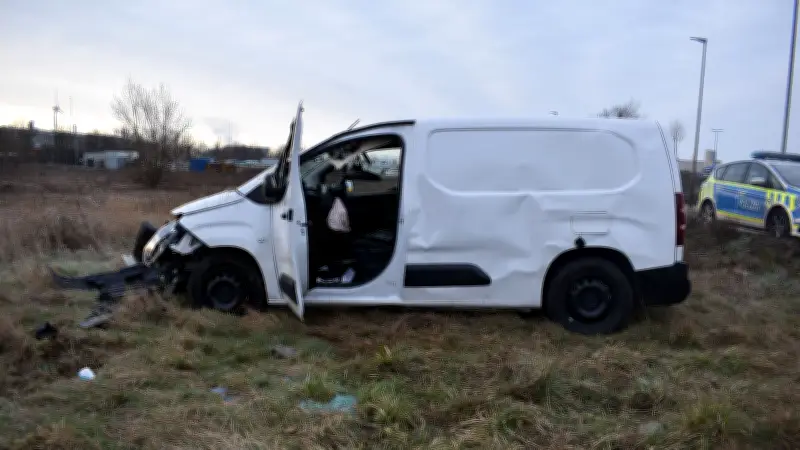 Schwerer Unfall in Magdeburg: Transporter überschlägt sich zweimal nach Abkommen von der Straße