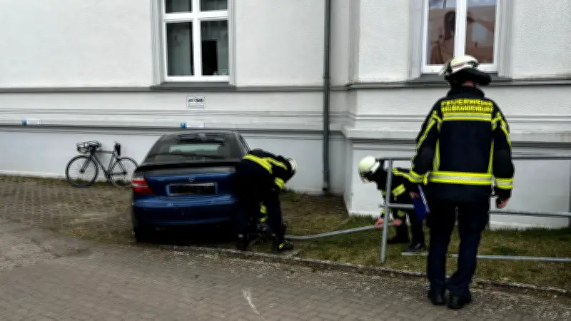 Schwerer Unfall in Neubrandenburg: 86-Jähriger schiebt Radfahrer gegen Hauswand