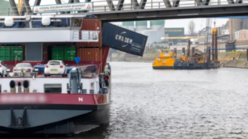 Schwerer Unfall in Neuss: Frachter rammt Bahnbrücke und bleibt verkeilt