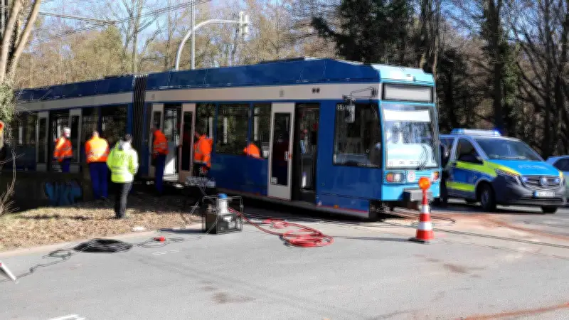 Schwerer Unfall in Rostock: Lkw kollidiert mit Straßenbahn – Waggon entgleist