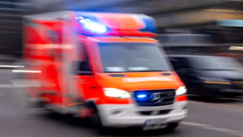 Schwerer Unfall in Taufkirchen: Azubi (16) von Auto gegen Werkstattwand gequetscht