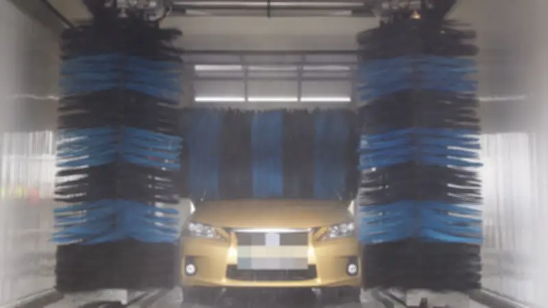 Schwerer Unfall in Waschanlage: Seniorin von eigenem Auto mitgeschleift