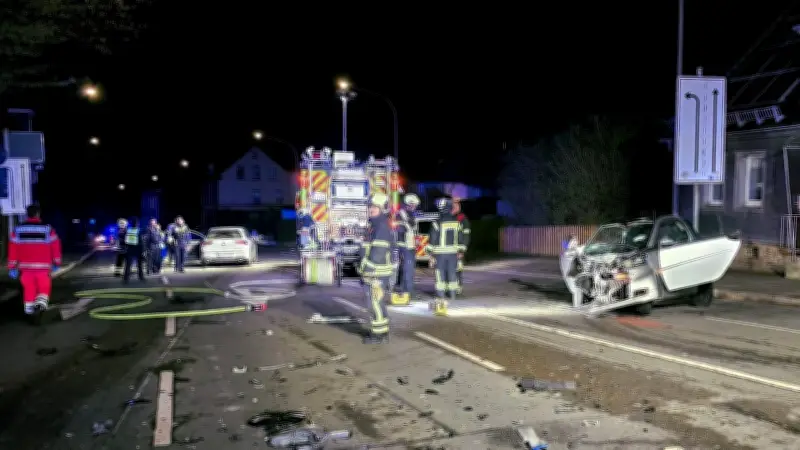 Schwerer Unfall in Wuppertal: Raser flüchtet vor Polizei und rammt Auto