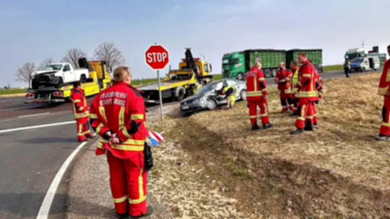 Schwerer Verkehrsunfall bei Zörbig: Zwei Senioren schwer verletzt - Hubschrauber im Einsatz
