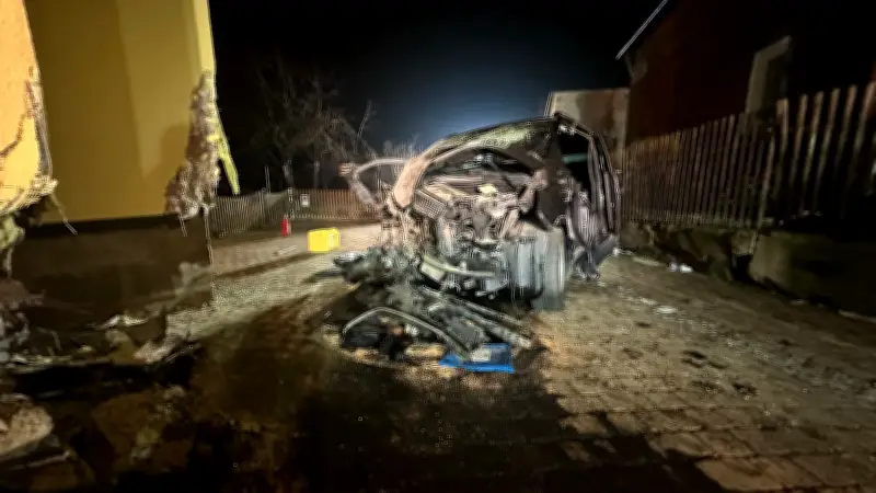 Schwerer Verkehrsunfall in Darlingerode: 41-Jähriger kracht in Zäune und Hauswand