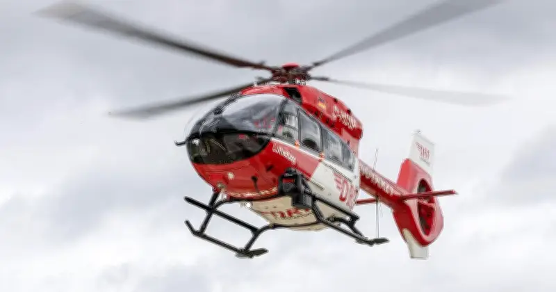 Schwerer Verkehrsunfall in Erdweg: Motorradfahrer nach Lkw-Zusammenstoß per Rettungshubschrauber ins Krankenhaus geflogen