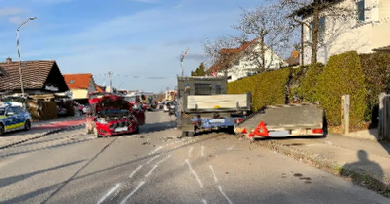 Schwerer Verkehrsunfall in Gilching: 78-Jährige kracht in geparkten Anhänger