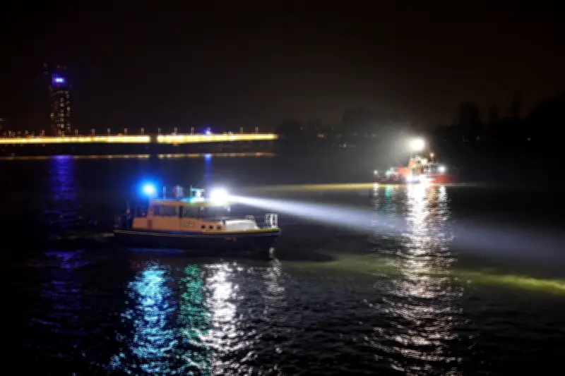 Schwerer Verkehrsunfall in Köln: Auto durchbricht Geländer und stürzt in den Rhein