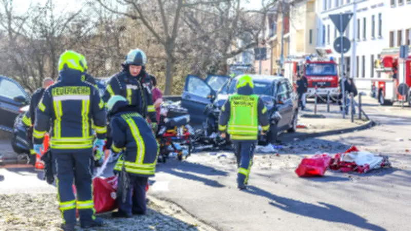 Schwerer Verkehrsunfall in Merseburg: Rettungshubschrauber im Einsatz für eingeklemmte Person
