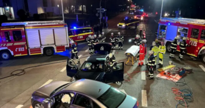 Schwerer Verkehrsunfall in München: Fahrer nach Kollision eingeklemmt und schwer verletzt